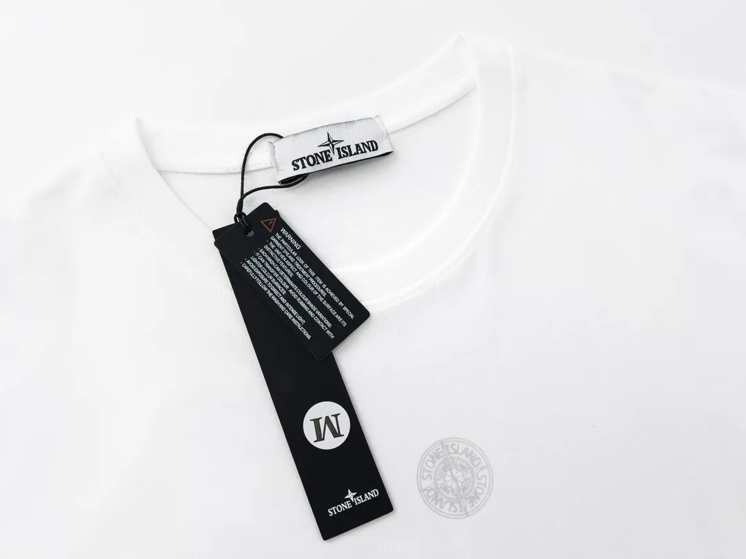 W658#P110💰 [Stone lsland/Stone Island summer printed square 68-15 short-sleeved T-shirt] ⚠️[Original creation with high control of details] -Made of 230g combed cotton 32-count double yarn, soft and comfortable to the touch, sweat-absorbent and breathable. -Simple basic and versatile style, original single quality, the first choice for couples. -Made in a large factory, four needles and five threads on the shoulder, neat alignment, high quality workmanship. -Same style for men and women. Very versatile, one piece for everyone, details are clearly visible. Color: Black White Size: M L